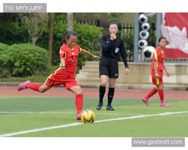 足球明星风采绽放于绿茵场上英勇奋战展现技艺与荣耀之道